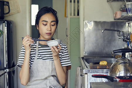 女孩穿围裙吃饭图片