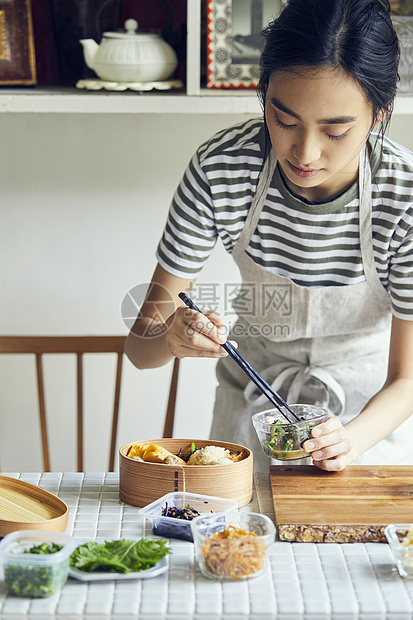 便当盒制作的女人图片