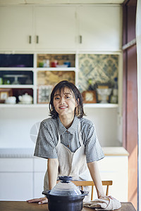 微笑女人做美食图片