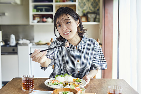 早晨女人吃早餐图片