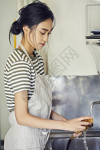 女人在厨房清洗餐具图片
