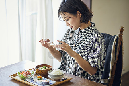 特惠季正在吃饭拍照美食的女人背景