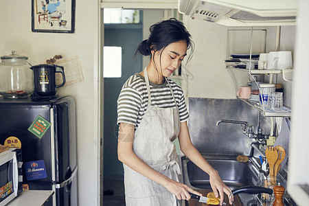 正在做美食的女人图片