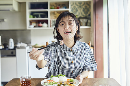 女人在家吃丰盛的午餐图片