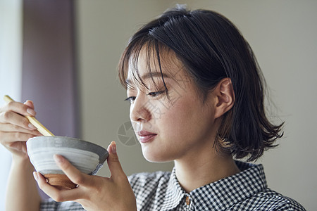 起居室的女人吃饭图片