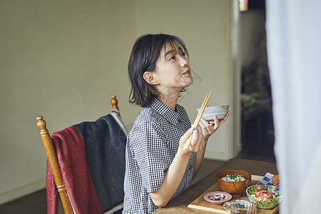 房间品尝美食的女人图片