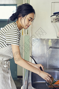 在厨房清洗餐具的女人图片