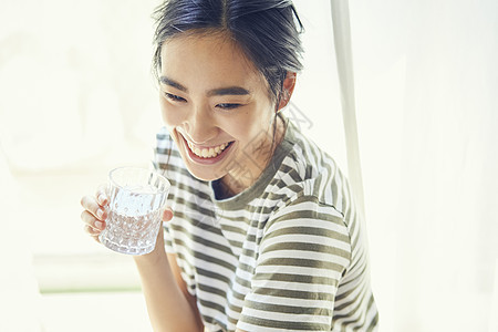 喝水微笑的女人图片