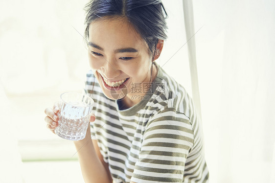 喝水微笑的女人图片