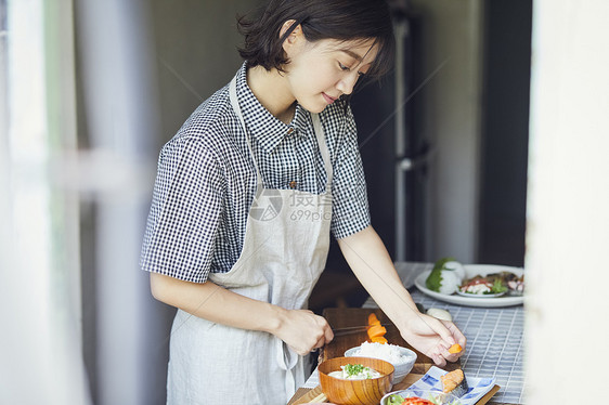 正在做美食的女人图片