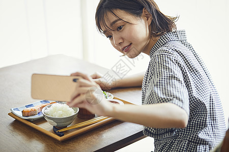 房间品尝美食的女人图片