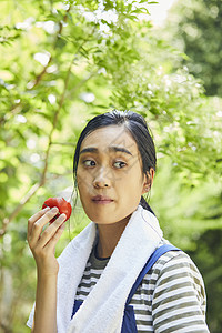 户外吃西红柿的女人图片