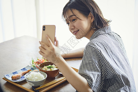 房间独自生活吃饭的女人拍照图片