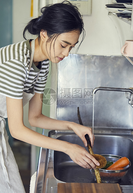 一人用毛刷刷洗年轻女生活方式美食图片