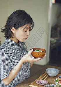 可爱室内亚洲女生活方式餐图片