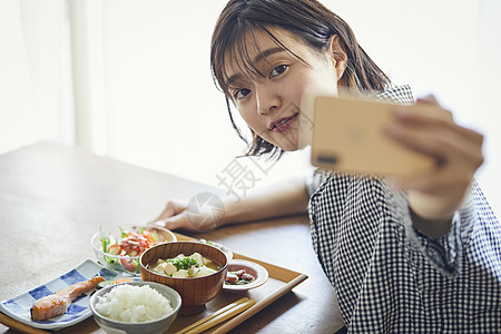 房间独自生活吃饭的女人自拍图片