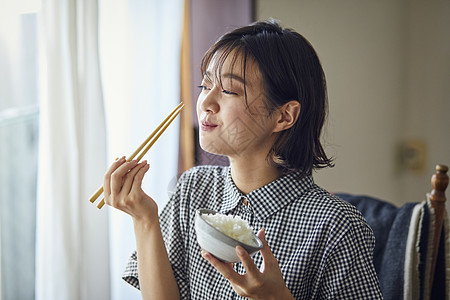 室内满足吃饭的女人图片