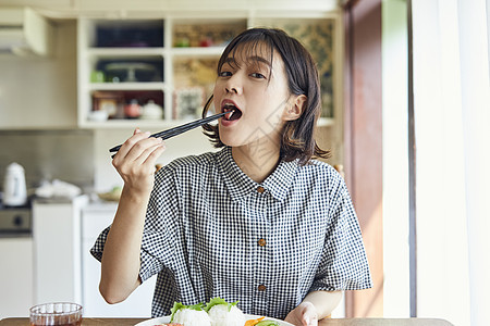 房间独自生活吃饭的女人图片