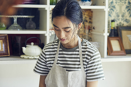 厨房清洗餐具的女人图片