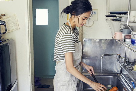 在清洗餐具的女人图片