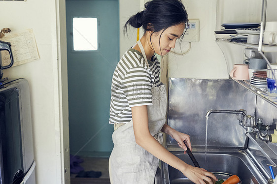 在清洗餐具的女人图片