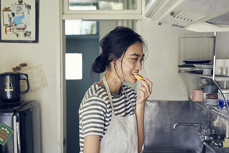 女人在厨房吃美食图片