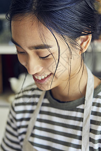 微笑低头的女人图片