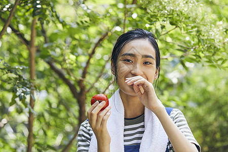 拿着西红柿的青年女子图片