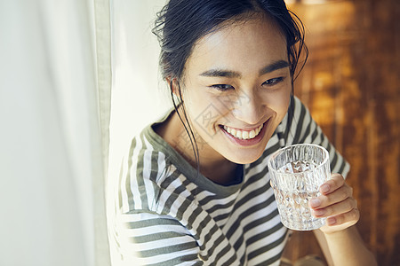 年轻女生下午茶时间图片