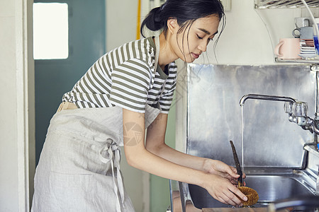 享受美食烹饪的女子图片