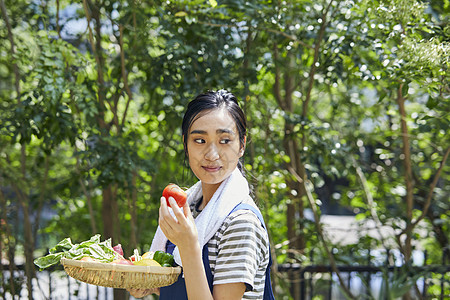 准备新鲜食材的女子图片