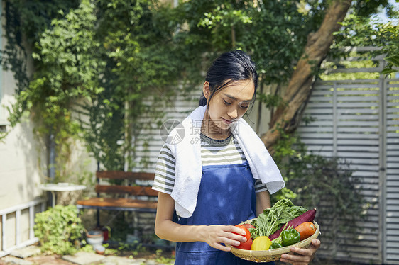 准备新鲜食材的女子图片