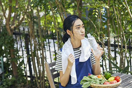 准备新鲜食材的女子图片