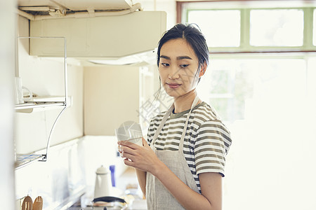 拿着水杯的年轻女子图片