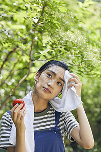 拿着新鲜番茄的青年女子图片