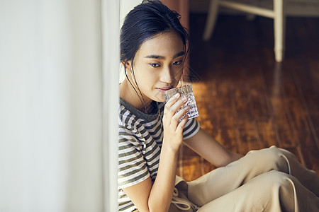 喝水的年轻女子图片