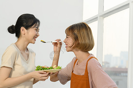 闺蜜在厨房里一起做健康美食图片