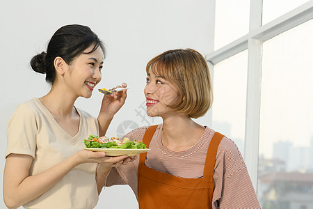 闺蜜在厨房里一起做健康美食图片