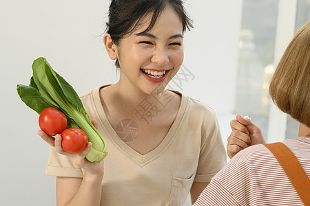 拿着青菜的年轻女子图片