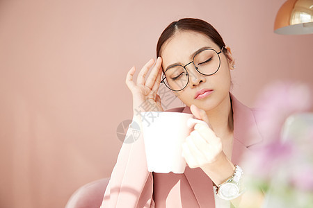 年轻女孩办公疲劳喝咖啡图片