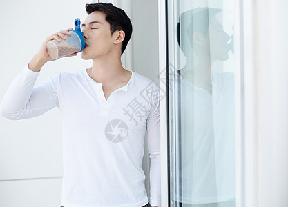 阳台喝水的男士i图片