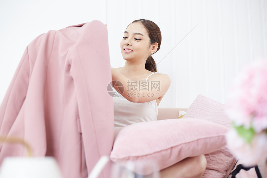 挑选衣服的女青年图片