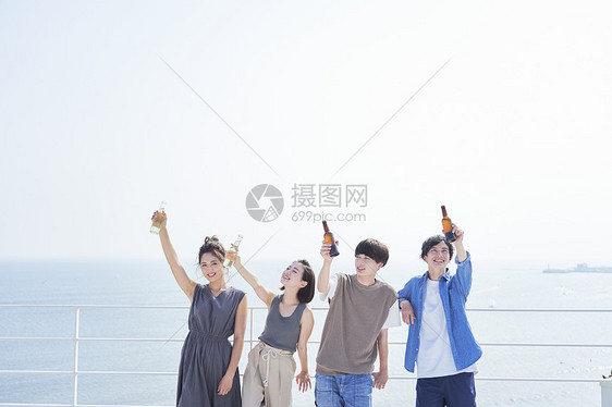家庭聚会夏假期男女同伴酒图片