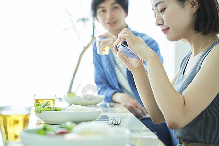 餐分享屋吃饭男人和女人夫妻生活方式图片