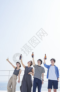 海边聚会喝酒的青年伙伴图片