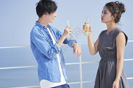海边喝酒的情侣图片