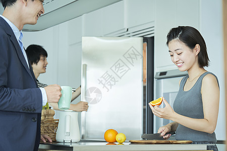在厨房切水果的女孩图片