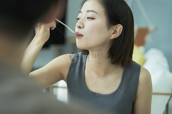 青年男女享受美食图片