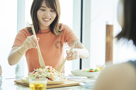 青年男女享受美食图片