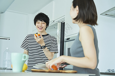 男子合租屋制作男人和女人夫妻生活方式图片